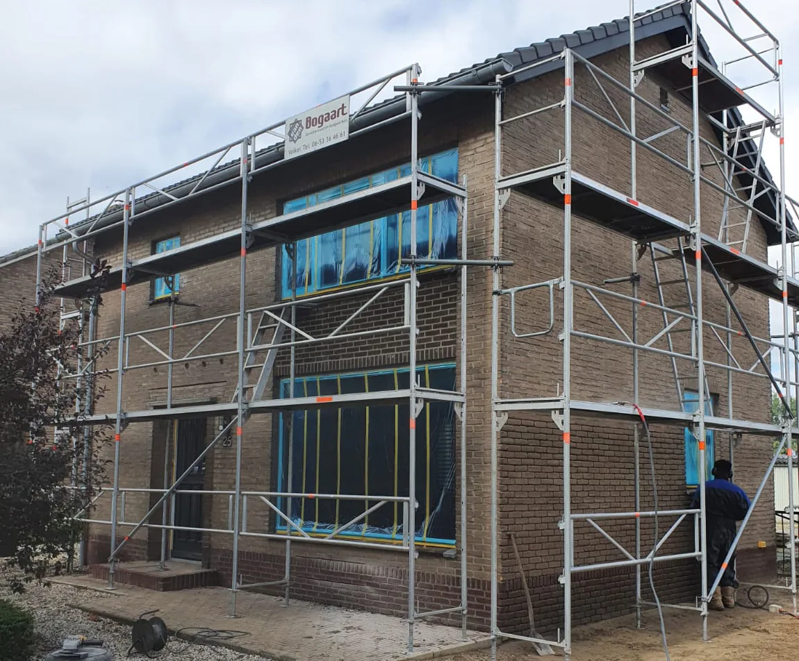 Gevel voor de renovatie, dof en versleten